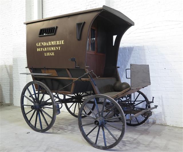 Handelswagen met gesloten rijtuigcabine en halfopen koetsiercabine met koetsierbank, Karrenmuseum Essen